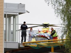 Lékaři přivážejí do nemocnice jednoho ze zraněných při střelbě na ostrově Utoya
