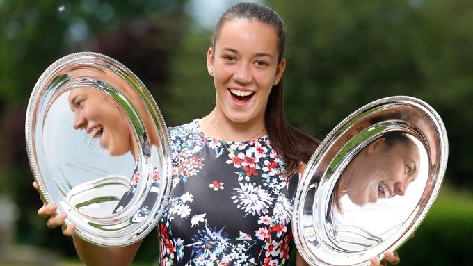 Tereza Valentová s trofejemi z juniorského Roland Garros.