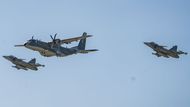 Dvojice českých gripenů doprovází střední transportní letoun C-295 Casa.
