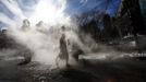 A man carries a pineapple while walking along 42nd Street in New York, February 9, 2013. A blizzard pummelled the Northeastern United States, killing at least one person, leaving hundreds of thousands without power and disrupting thousands of flights, media and officials said. REUTERS/Eric Thayer (UNITED STATES - Tags: ENVIRONMENT TPX IMAGES OF THE DAY) Published: Úno. 9, 2013, 5:57 odp.