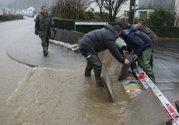 Improvizované zátarasy voda provalila.