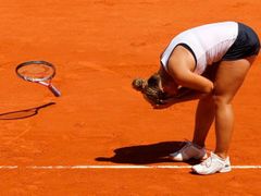 Dominika Cibulková se raduje s překvapivé výhry nad Agnes Szavayovou.