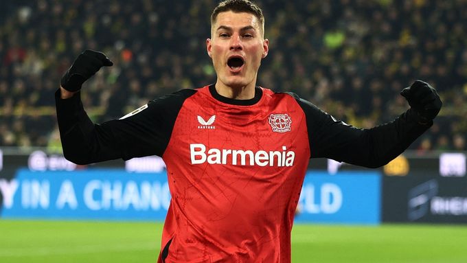 Patrik Schick slaví jednu z branek do sítě Borussie Dortmund.