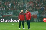 Při předzápasové rozcvičce na Národním stadionu ve Varšavě testovaly oba týmy trávník, který poznamenal hustý déšť.