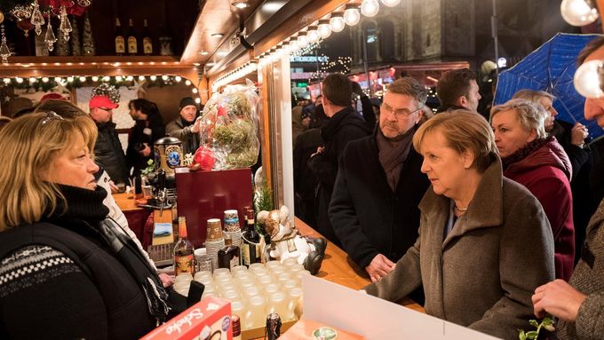 Kancléřka Angela Merkelová navštívila vánoční trhy na berlínském Breitscheidplatzu, kde v roce 2016 došlo k teroristickému útoku.