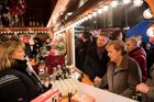 Merkelová nečekaně navštívila vánoční trhy v Berlíně. Oběti teroru uctila bílou růží