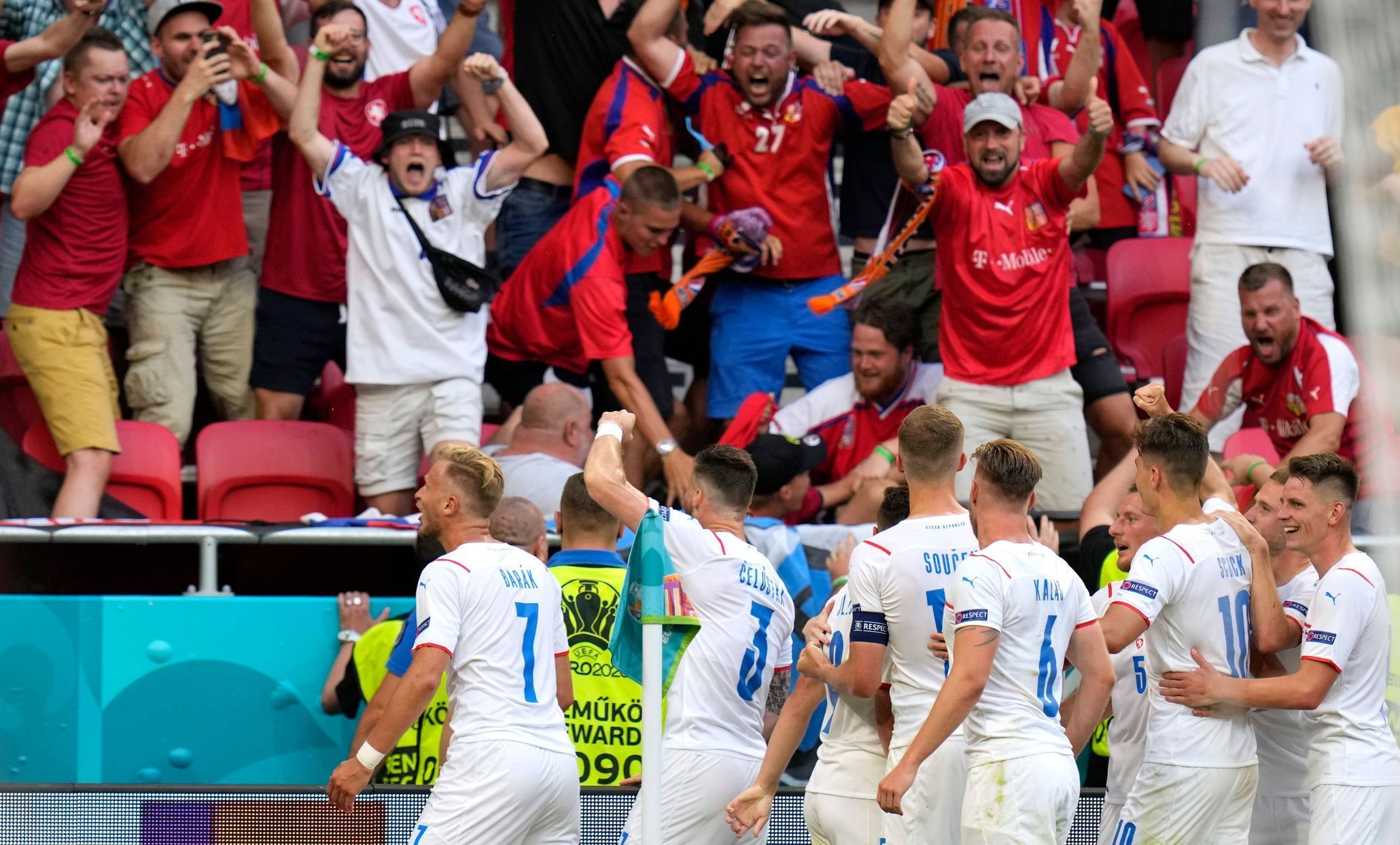 Češi slaví s fanoušky gól v osmifinále Nizozemsko - Česko na ME 2020