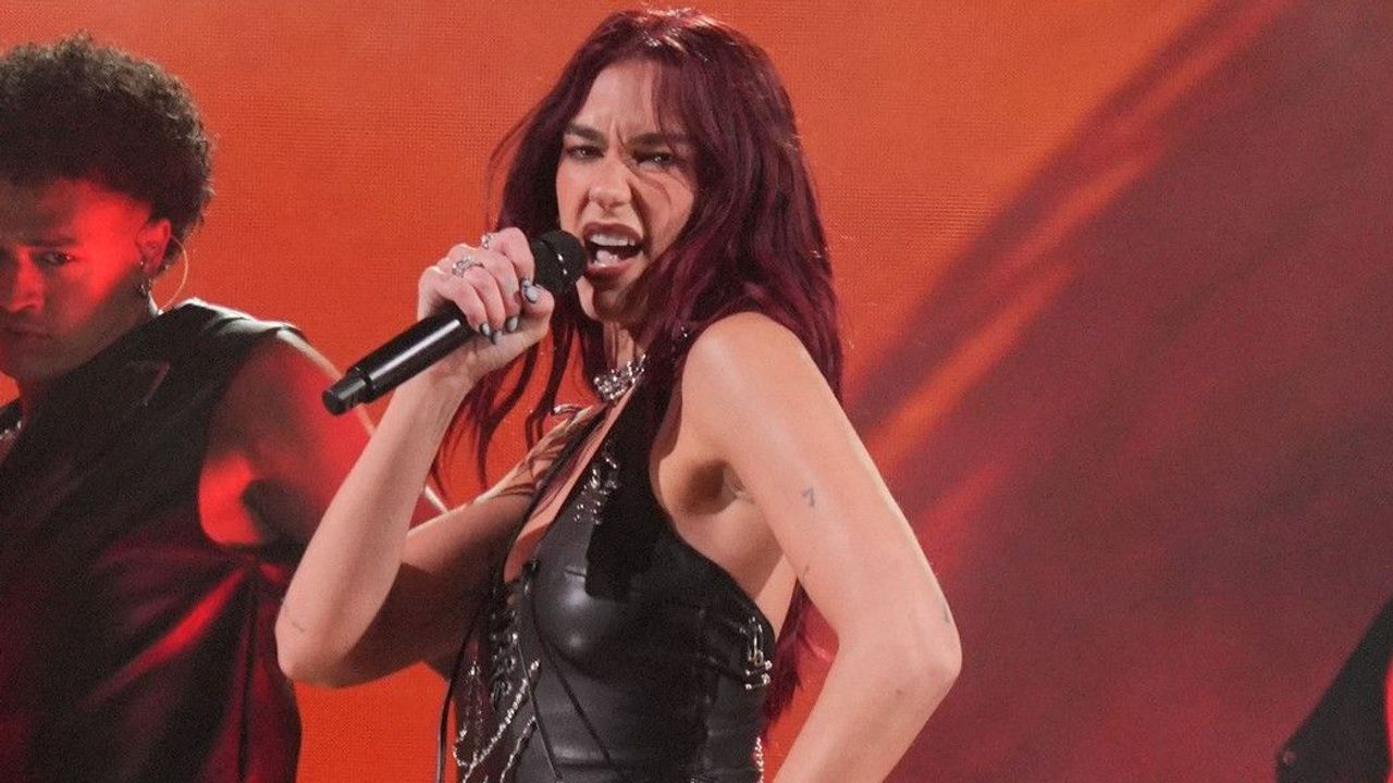 Dua Lipa zazpívala v Praze českou píseň Ewy Farné. A publikum šílelo