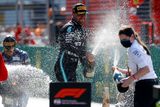 Na rozdíl od původních zvěstí se Charles Leclerc, Lando Norris i Valtteri Bottas dočkali na cílové rovince Red Bull Ringu tradiční oslavy se šampaňským.