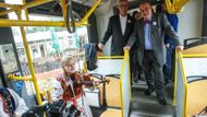 Ještě než topnuladevítka opustila Vozovnu Střešovice, pokřtil předseda Schwarzenberg tramvaj pár slovy k novinářům. Za zvuků horňácké hudby.