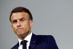 "Ve volbách nikdo nezvítězil." Macron chce, aby v parlamentu vznikla široká koalice