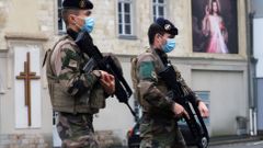 Francouzští vojáci a policisté hlídají kostely v celé zemi. Vláda varovala Francouze, aby se připravili na další teroristické útoky.