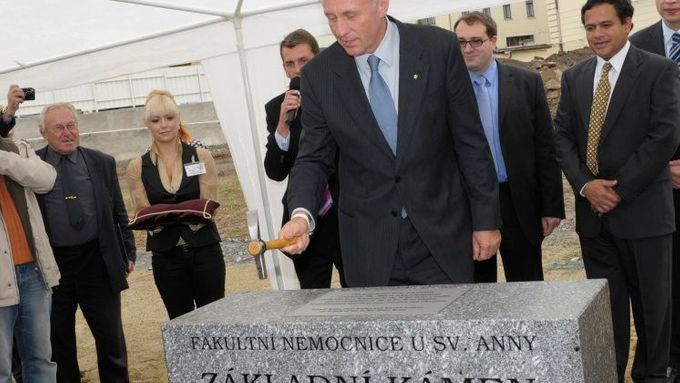 Na základní kámen poklepal i premiér Mirek Topolánek