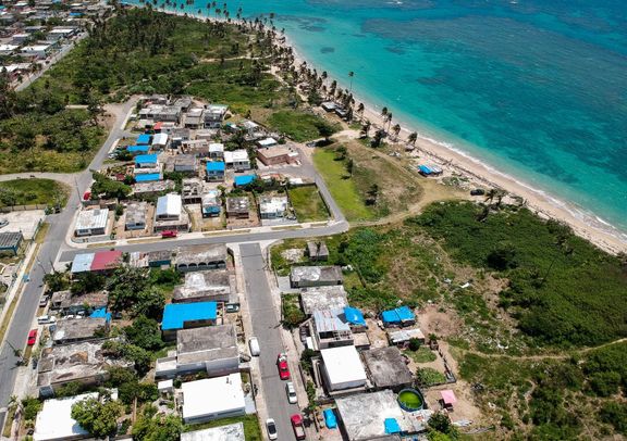 Obec Viequez na Portoriku, červen 2018. I rok po hurikánu Maria je řada domů pořád zničená a zakrytá modrými plachtami.