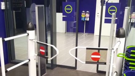 Internet pobavily automatické dveře, které si žily vlastním životem