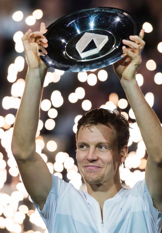 Tomáš Berdych s trofejí za vítězství na turnaji v Rotterdamu 2014