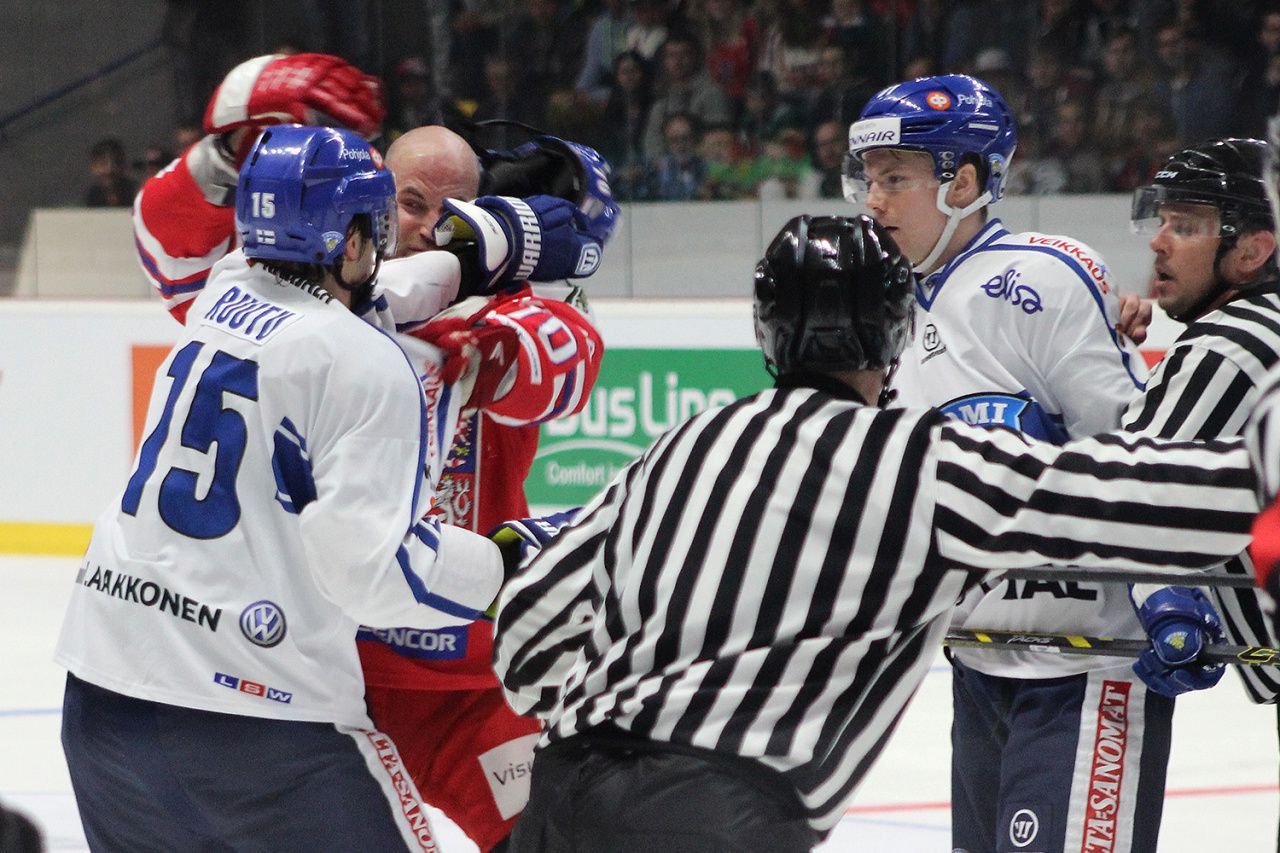 EHT, Česko-Finsko: bitka Radek Smoleňák (70) vs. Tuomo Ruutu