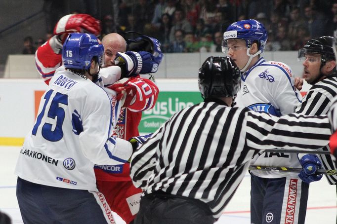 EHT, Česko-Finsko: bitka Radek Smoleňák (70) vs. Tuomo Ruutu