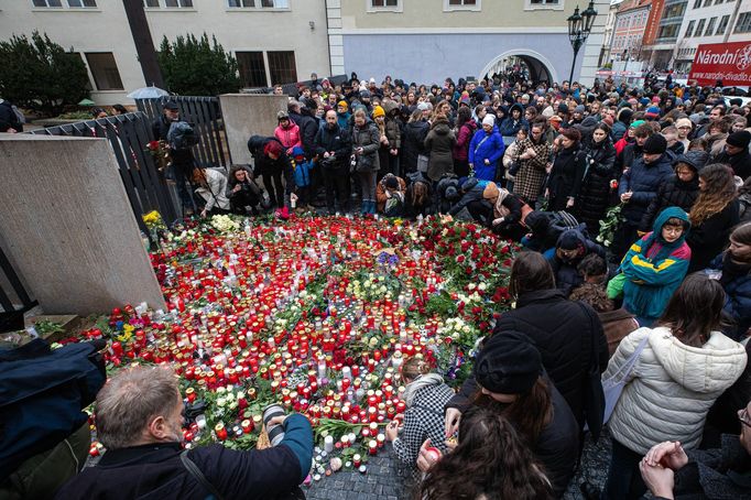 Pietní místo u Karolina 22. prosince, kam lidé po střelbě na Filosofické fakultě nosí květiny a svíčky.