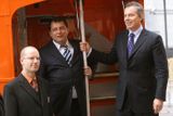 Ve shodě s Bohuslavem Sobotkou objíždí v oranžovém autobusu republiku. Pomáhá i Tony Blair.