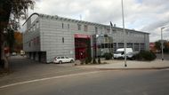 Je tu jedna z deseti pražských hasičských stanic. Ani největší, ani nejnovější, taková průměrná.