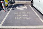 Vyznačení stání pro nabíjení elektromobilu je v Rakousku popsáno detailně. Není pochyb, pro jaký účel je místo zřízeno.