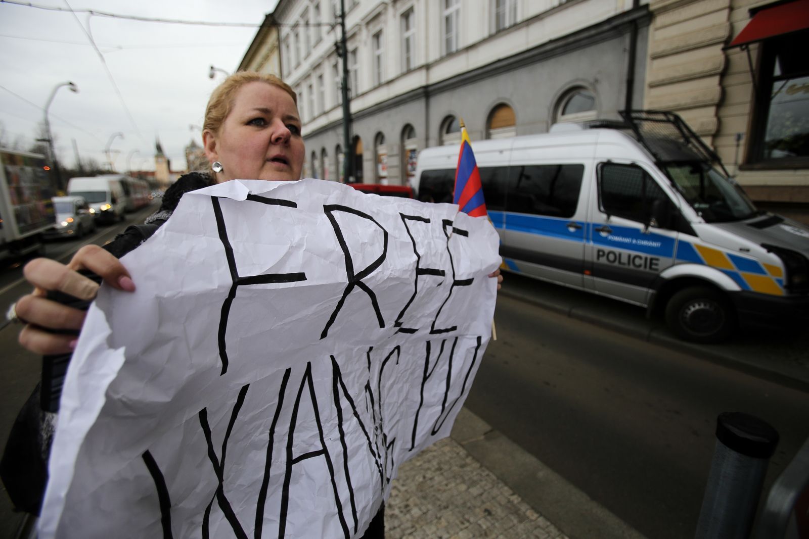 Pro a proti čínští demonstranti u Národního divadla