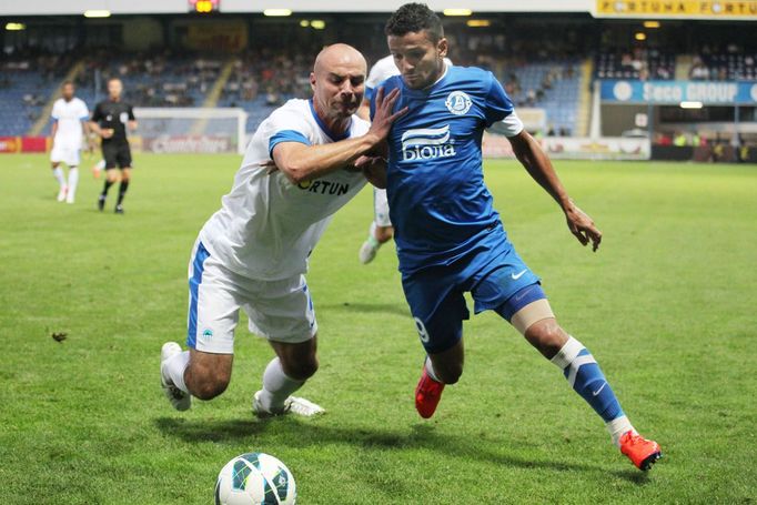 Fotbalista Jan Nezmar ze Slovanu Liberec bojuje o míč s Giulianem v utkání Evropské ligy s Dněprem Dněpropetrovsk.