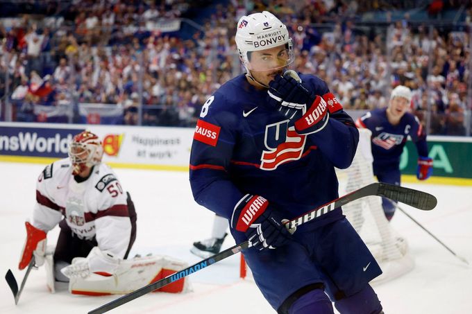 Zach Werenski z USA slaví gól
