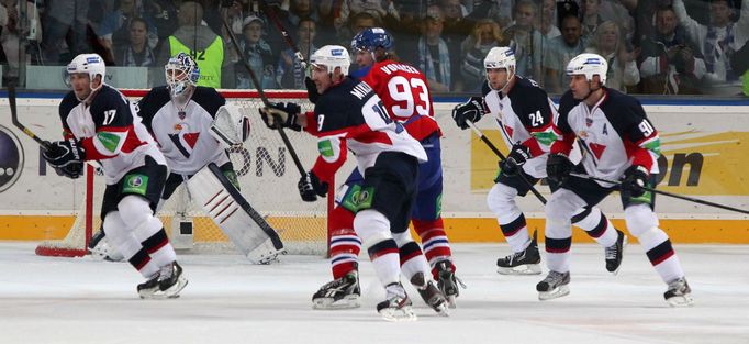 Hokejista Lva Jakub Voráček mezi Ľubomírem Višňovským, Jaroslavem Jánusem, Michalem Miklíkem, Ivanem Švarným a Liborem Hudáčkem (zleva) v utkání KHL proti Bratislavě.