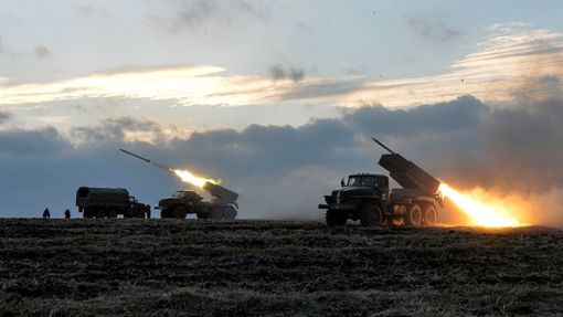 Ukrajinská armáda odpaluje raketu Grad na východě Ukrajiny.