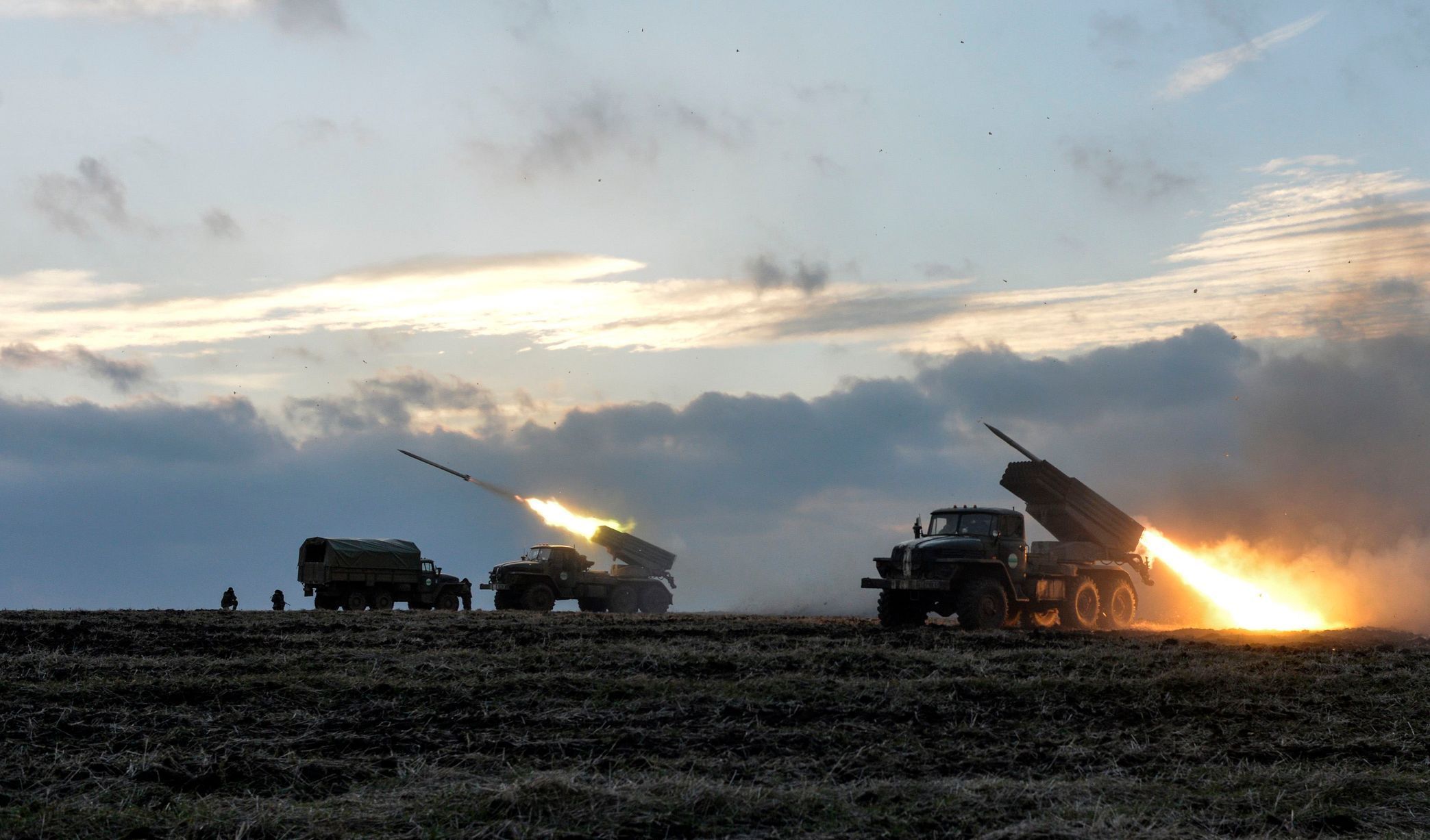 Ukrajinská armáda odpaluje raketu Grad na východě Ukrajiny.