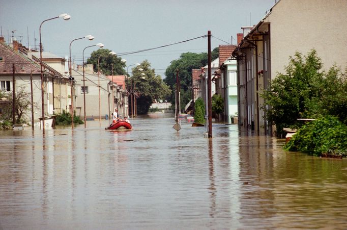 Archivní snímek z povodní v roce 1997, které postihly třetinu země, nejvíce Moravu a východní Čechy.