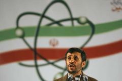 Ahmadínežád: Nátlaku mocností neustoupíme ani o píď