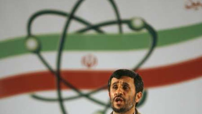 V Natanzu dnes promluvil také íránský prezident Mahmúd Ahmadínežád. Fotoreportér ho zachytil stylově - s "jadernou svatozáří"