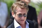 Hollywood a povinné očkování: Sean Penn ho vyžaduje po všech, Netflix po vybraných