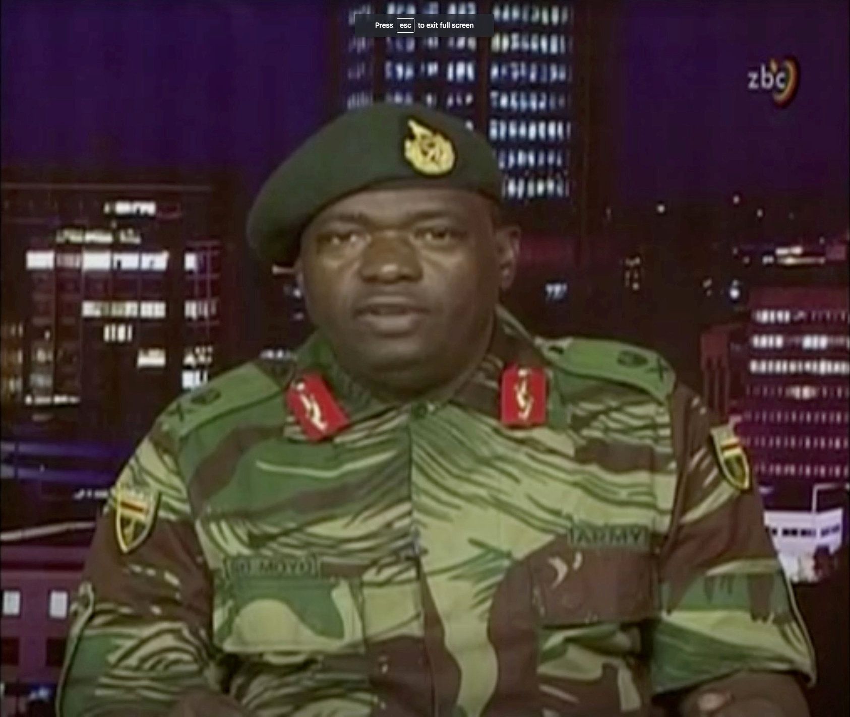 Zástupce armády SB Moyo oznamuje v televizi převrat.