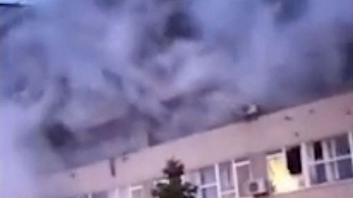 Budova v objektu Záporožské jaderné elektrárny po ruském útoku hořela.