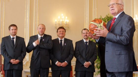 Basketbalistky dostaly od Klause zlaté plakety za stříbro na MS