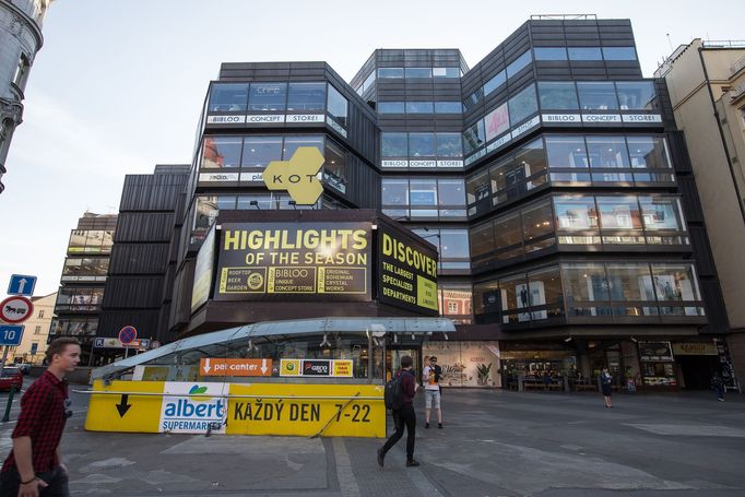 Po rekonstrukci si památkově chráněný obchodní dům Kotva v Praze zachová ráz brutalistní architektury autorů stavby Věry a Vladimíra Machoninových.