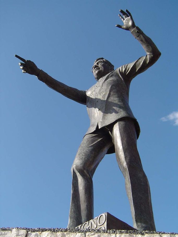 Benigno Aquino ukazuje Filipíncům cestu k demokracii. Detail sousoší zobrazujícího vzepětí lidu proti diktátoru Marcosovi v únoru 1986 (tzv. People Power Monument) v manilské městské části Quezon City