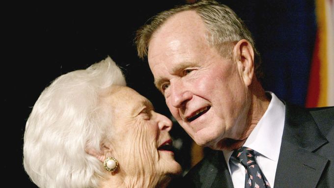 George Bush starší obrazem: Válečný letec, sportovec, šéf CIA, politik i hlava klanu