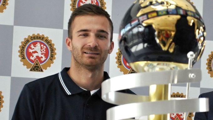 Motokárista Patrik Hájek s trofejí pro mistra světa elitní kategorie KZ1