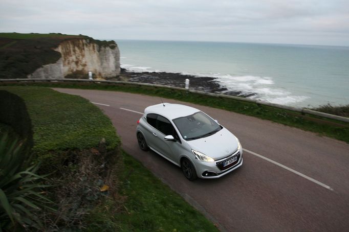 Rovněž "civilnější" provedení Peugeotu 208 GTI poskytuje dosti příležitostí k řidičské zábavě.