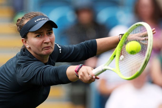 Barbora Krejčíková v utkání 1. kola turnaje v Eastbourne