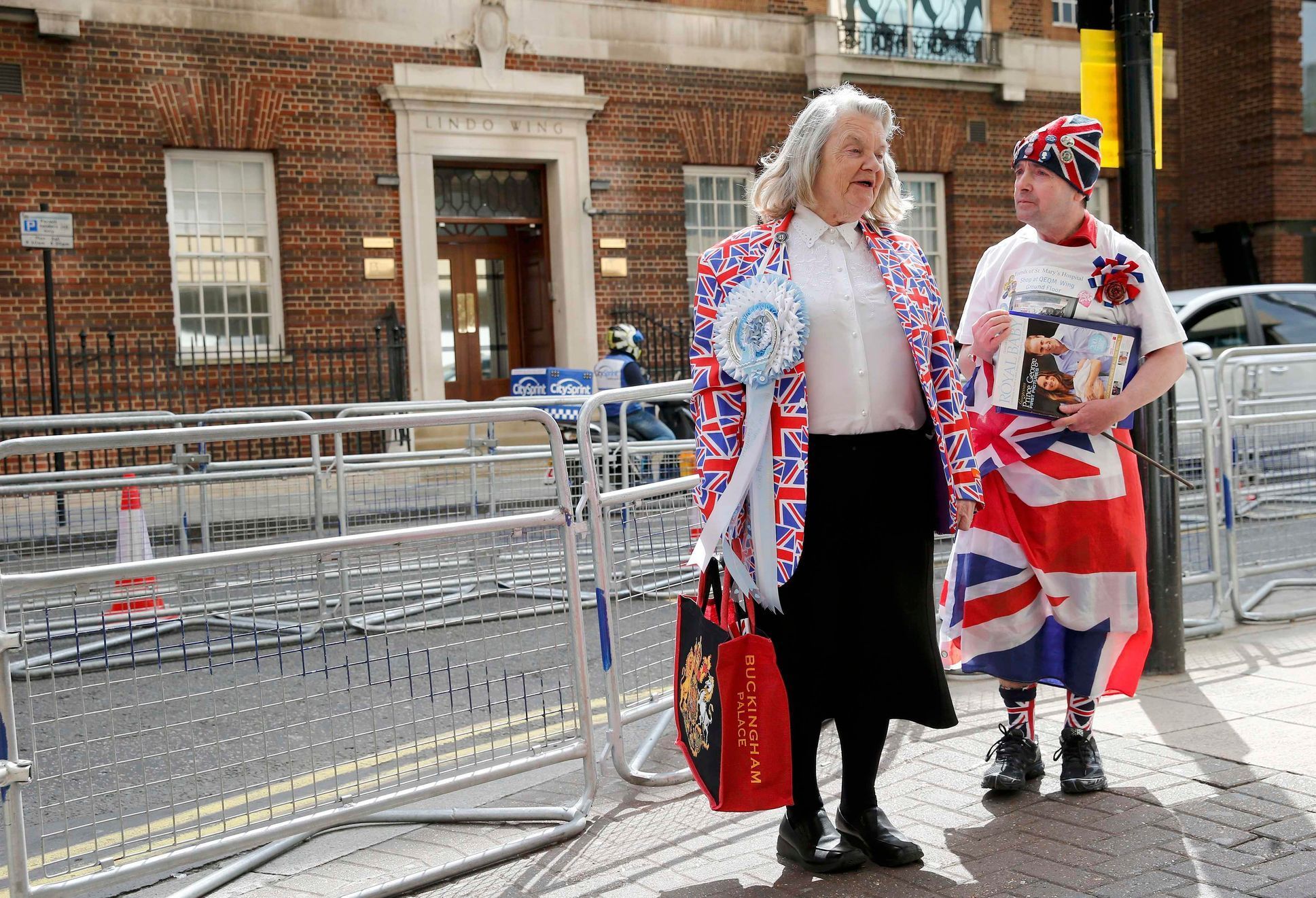 Fanoušci královské rodiny před nemocnicí St Mary v Londýně