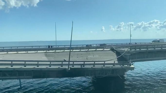 Krymský most spojující Rusko s anektovaným Krymem poškodil výbuch. Za útokem pravděpodobně stojí Ukrajina.