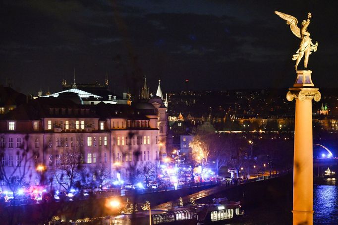 Vozy hasičů a zdravotnické záchranné služby u Právnické fakulty na Dvořákově nábřeží u nám. Jana Palacha, kde se v budově Filozofické fakulty střílelo.