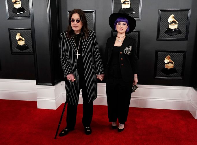 Anglický zpěvák Ozzy Osbourne s dcerou Kelly Osbourneovou, která rovněž zpívá.