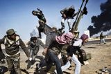 V Aktualitách - Jednotlivostech vyhrál snímek libyjských rebelů od Jurije Kozyreva z Noor Images.